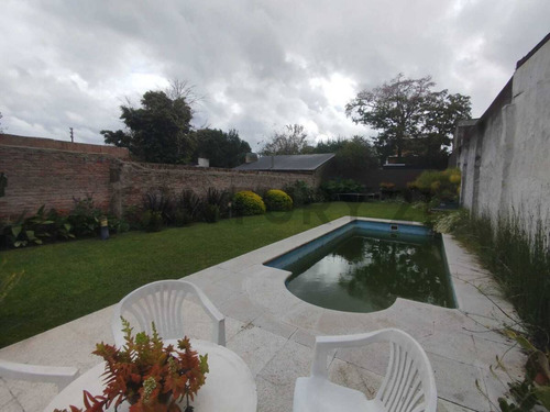 Venta De Casa 3 Ambientes Con Amplio Parque Y Piscina, Ituzaingo Norte