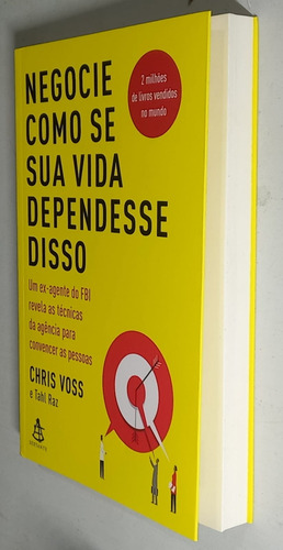 Negocie Como Se Sua Vida Dependesse Disso: Um Ex-agente Do Fbi Revela As Técnicas Da Agência Para Convencer As Pessoas - Chris Voss E Tahl Raz (editora Sextante,2019)