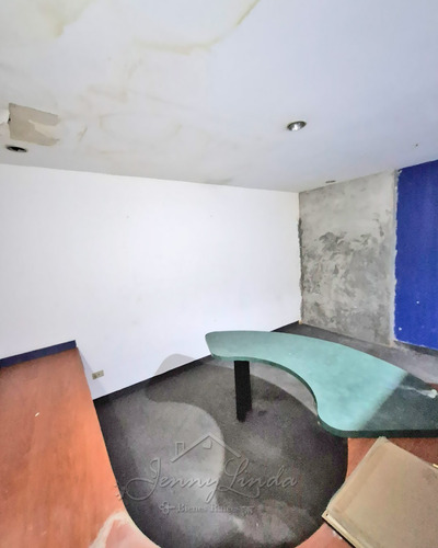Local En Alquiler Con Oficinas En Av. Las Delicias Zona Norte De Maracay