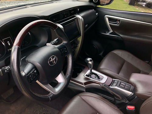 Toyota Hilux SW4 2.8 SRX 4X4 7 LUGARES 16V TURBO INTERCOOLER DIESEL 4P AUTOMÁTICO