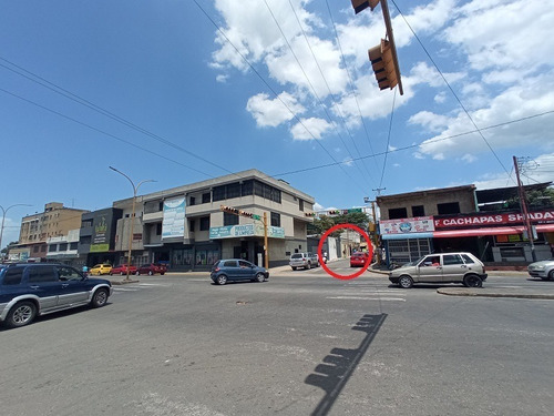 Imagen 16 de 17 de Local En Sector Periferico La Candelaria / Douglas Rivero Dr