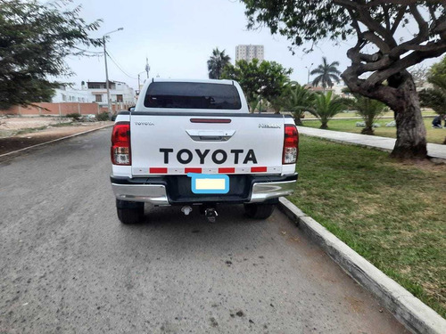 Imagen 3 de 5 de Alquiler De Camioneta Hilux 4x4 2022