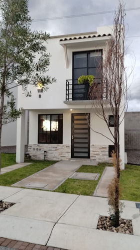 Casa En Venta En Sonterra, 2 Recamaras, 2.5 Baños, Alberca, Equipada, De Lujo!
