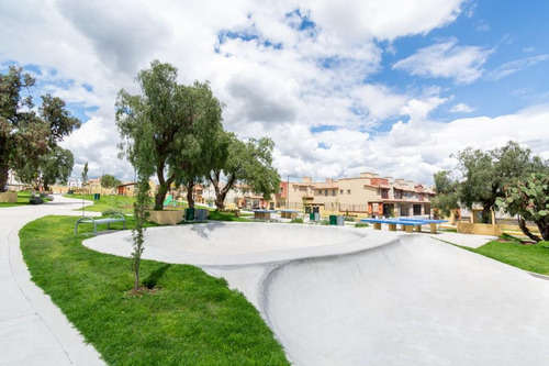 Venta De Casa En Pachuca Fraccionamiento Con Alberca, 3 Recamaras, 2 Lugares De Estacionamiento. Agenda Tu Visita Hoy Mismo!
