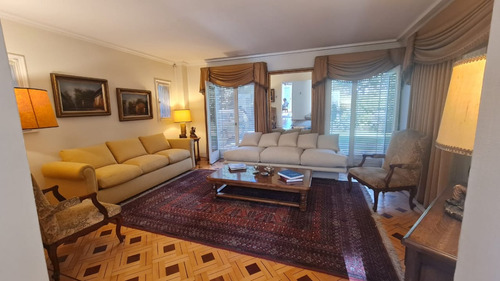 Venta De Hermosa Casa En Sector Residencial. Providencia.