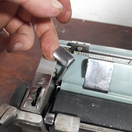 Imagem 8 de 9 de Máquina De Escrever Olivetti Studio 44 Pra Conserto Ou Pecas