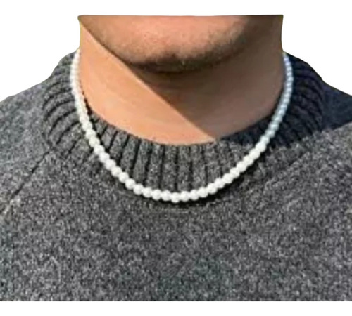 Collar De Perlas Al Cuello. Todas Las Edades