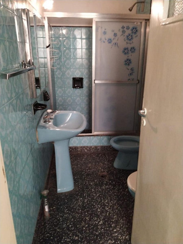 Casa En Venta - 2 Dormitorios 2 Baños - Cochera - 200mts2 - Lanús