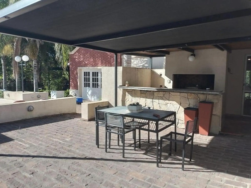 Casa En Venta - 4 Dormitorios 3 Baños - 2000mts2 - La Plata