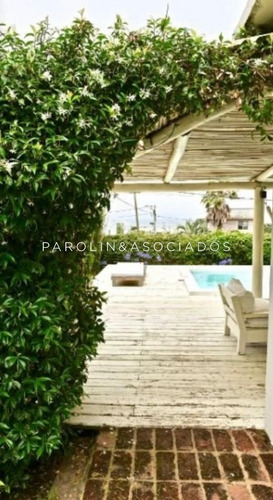 Casa En Venta De 3 Dormitorios En Manantiales- Ref: 3836