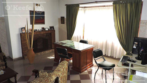 Imagen 6 de 30 de En Berazategui Hermoso Chalet De 8 Ambientes Con Parque Y Pileta En Venta Sobre Terreno De 1940m2.