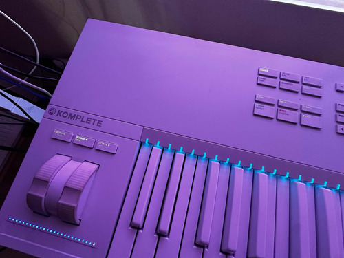 Komplete Kontrol S61 (+ Case) Retrospective Limited Edition (Usado)
