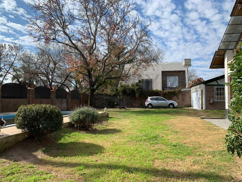 Casa De Dos Plantas Con Amplio Terreno