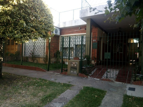 Casa En Venta Con 4 Dormitorios En Buena Ubicacion, Quilmes Oeste