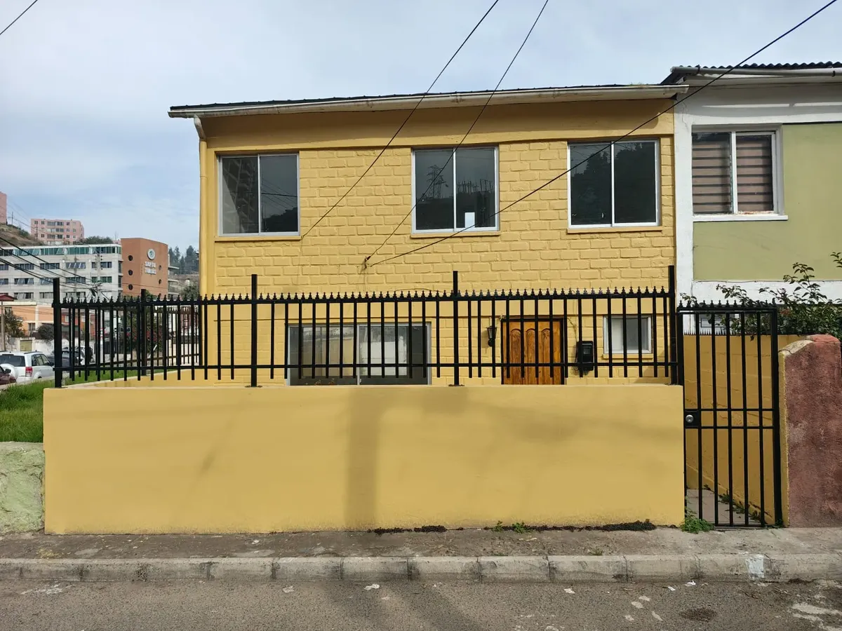 Imagen 1 de 12 de Casa De 2 Pisos Con Patio En Viña Del Mar