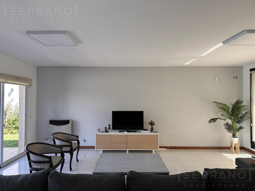 Casa En Alquiler Con Jardín Y Pileta Y En Haras Santa María, Loma Verde