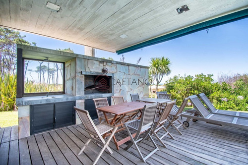 Excepcional Chalet De 2 Plantas Con Vista Al Mar!- Ref: 2245