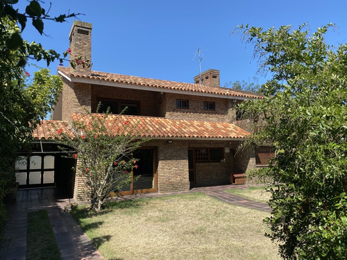 Venta De Casa En Carrasco 4 Dormitorios