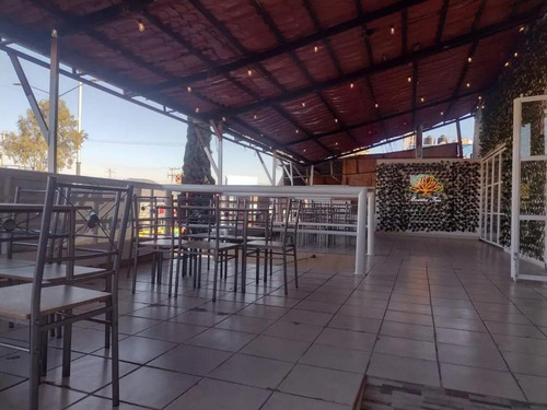 Renta De Local Comercial En Av. Lago De Guadalupe, Con Departamento Incluido