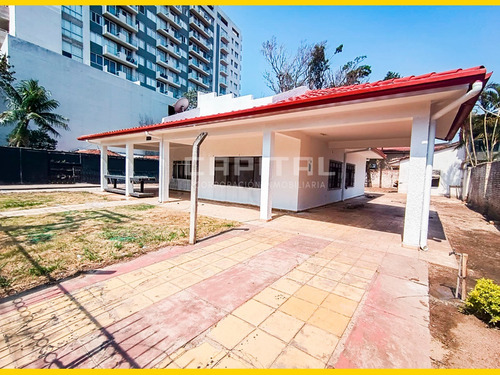 Casa De Una Planta En Alquiler Sobre Avenida Alemana, Amplio Terreno Maxima Exposicion