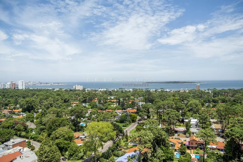 Hermoso Apartamento En Venta En Torre Bellagio, Punta Del Este.