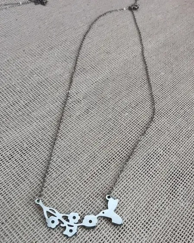 Imagen 5 de 6 de Collar Dije Colibrí Y Flores Acero Inoxidable Plata Mujer