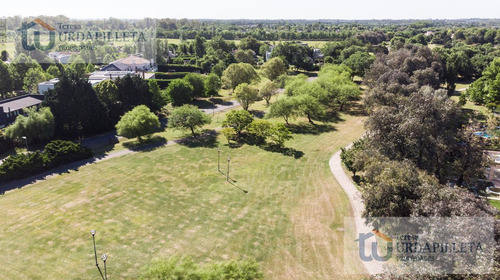 Casa En Venta Con Vista Al Parque En Ayres De Pilar- Pilar