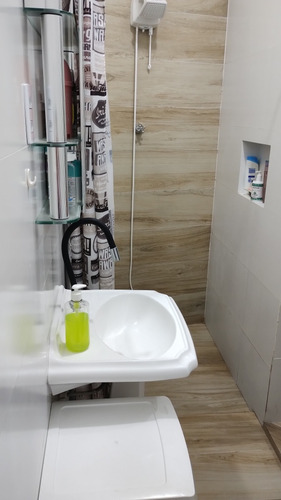 Casa 2 Dormitórios, 1 Suíte.