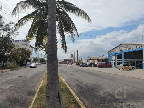 Bodega En Venta En Veracruz Sobre La Avenida Miguel Ángel De Quevedo, Cuenta Con Baños, Oficina Y Altura De Mas De 3 Metros