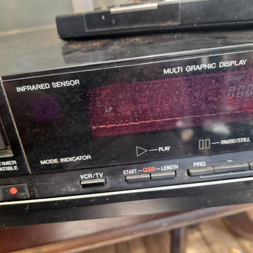 Imagem 4 de 10 de Videocassete Antigo Sanyo Vhr 2250 Mordendo Fita Com Control
