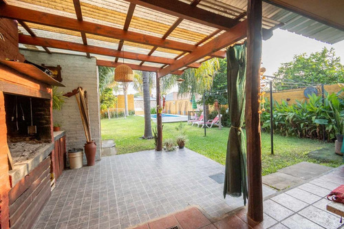 Casa En Venta De 2 Dorm, Cochera Y Patio C/ Pileta