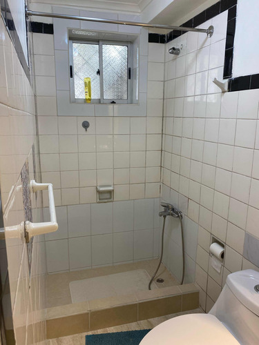 Casa 4 Dormitorios Y 2 Baños. Estacionamiento Para 3 Autos.