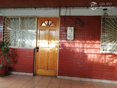 Casa En Venta De 2 Dorm. En El Bosque