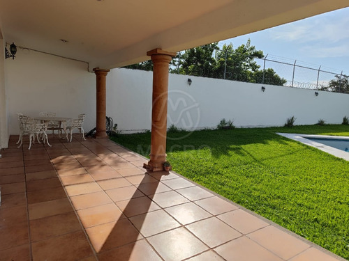 Casa En Venta En Fracc. Brisas De Cuautla De Un Nivel Con Alberca.