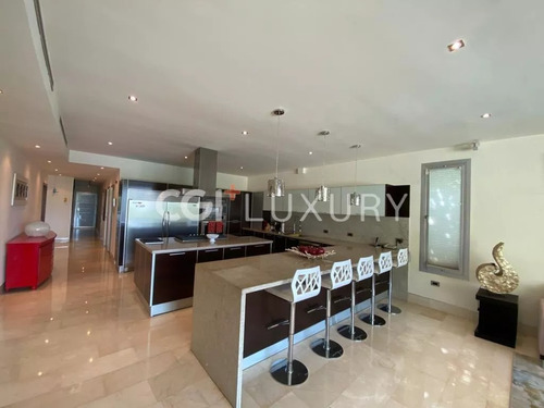 Cgi+ Luxury Lecheria Ofrece En Venta Casa En Las Villas.