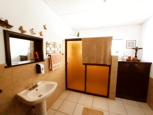 Imagen 20 de 30 de Vendo Hermosa Propiedad, Ubicada En Uno De Los Sectores Mas Selectos De San Lucas Sacatepequez, Incluye Dos Casas Con Amplio Jardin Ideal Para Casa De Campo O Todo Tipo De Negocio