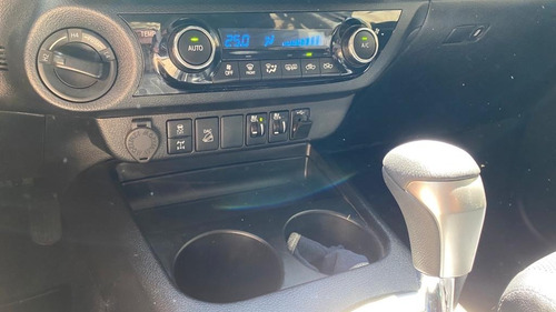 Imagen 6 de 15 de Toyota Hilux 4x4 Dc Srx 2.8 6 Att 204cv Automat Linea Nueva