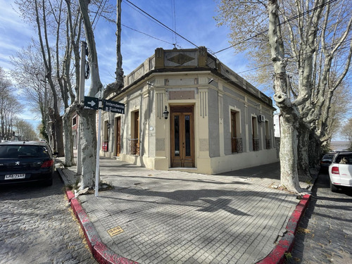 Excelente Propiedad Con Gran Potencial A 1 Cuadra De Gral. Flores. Con Renta.