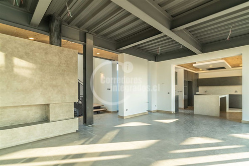 Casa En Venta De 6 Dorm. En Colina