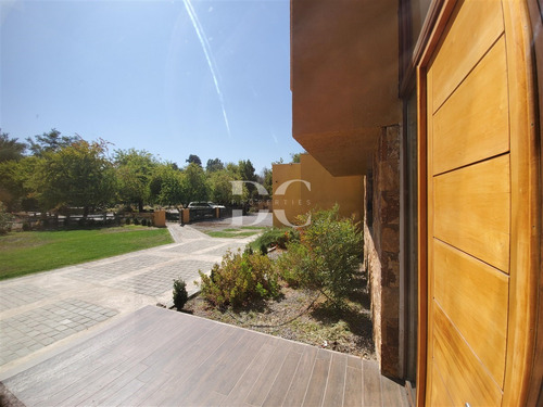 Casa En Venta De 5 Dorm. En Colina Chicureo, Las Brisas