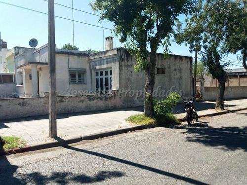 En Venta Casa En Esquina A Pasos De Todo, Colonia