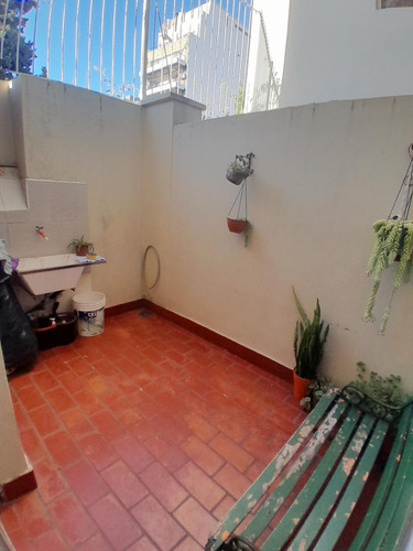Departamento En Venta De Dos Ambientes Con Dos Patios - Flores