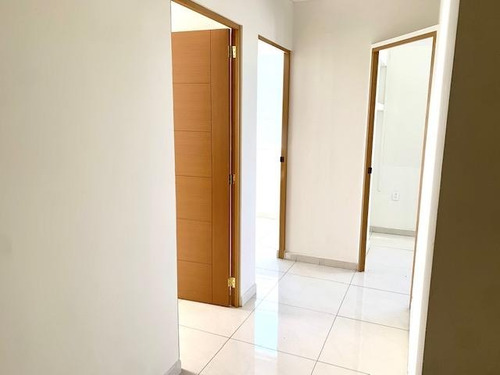 Interlomas, Rento Amplia Oficina De 127m2 Más Una Amplia Terraza Privada, 5 Privados, Sala De Juntas, 3 Estacionamientos. El Edificio Cuenta Con Circuito Cerrado, Control De Acceso Y Vigilancia 24 Ho