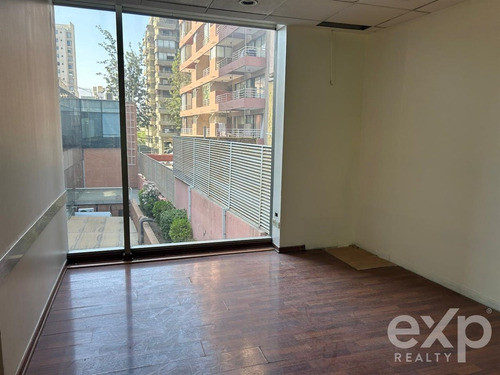 Local Comercial En Arriendo En Las Condes En Primer Piso