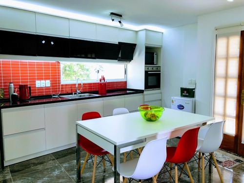 Casa En Venta A 150 Metros Del Mar En Playa Mansa.