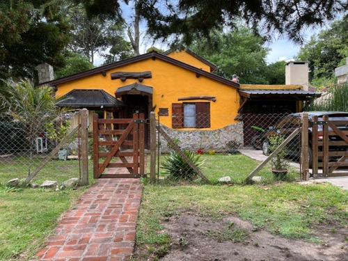 Casa En Venta - 4 Dormitorios 3 Baños 1 Cochera - 450mts2 - Mar Del Plata