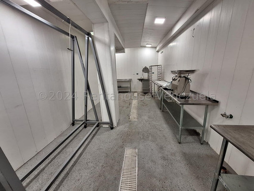 Sabana Grande !! Maravilloso Edificio Comercial De 2 Plantas, Cavas Para Refrigeración Y Enfriamiento De Carne, Pollo Y Embutidos, 767 M2 Terrero, 361 M2 Const., 12 Pe, 2 Baños, Amplias Oficinas.