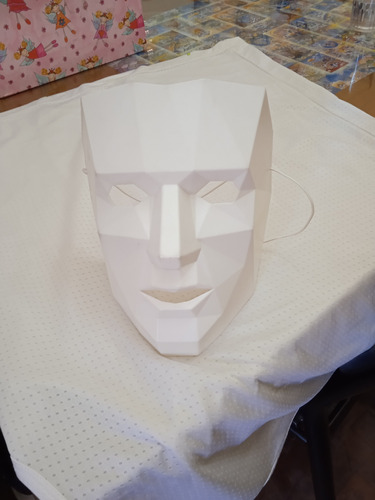 Mascara Plástica Rígida Blanca, Usada.
