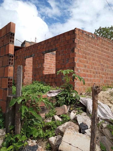 Casa Inacabada Com Terreno Amplo