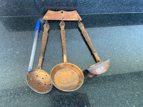 Suporte Com Pequenos Utensílios De Cozinha Em Cobre